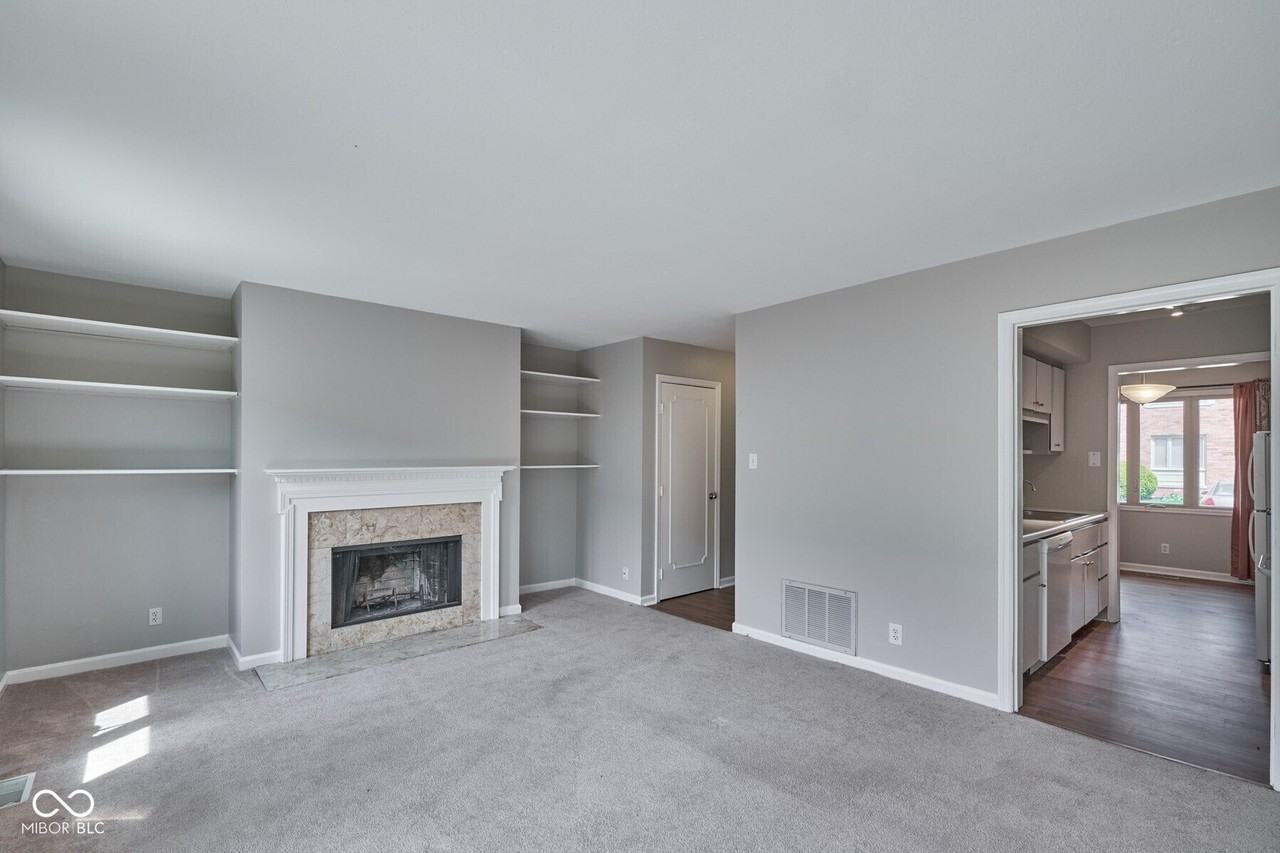 8502 Canterbury Sq W - Photo 3 of 12