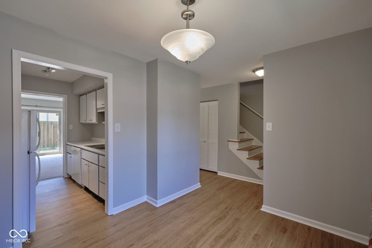 8502 Canterbury Sq W - Photo 4 of 12