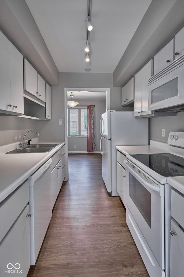 8502 Canterbury Sq W - Photo 6 of 12