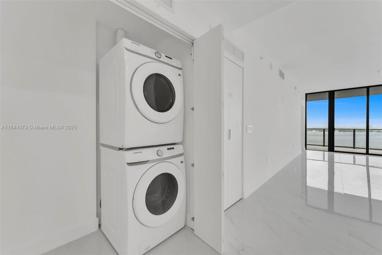 725 Ne 24th St - Photo 2 of 8