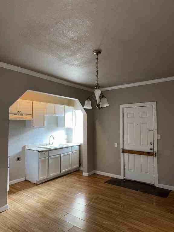 3300 Avenue H - Photo 4 of 10