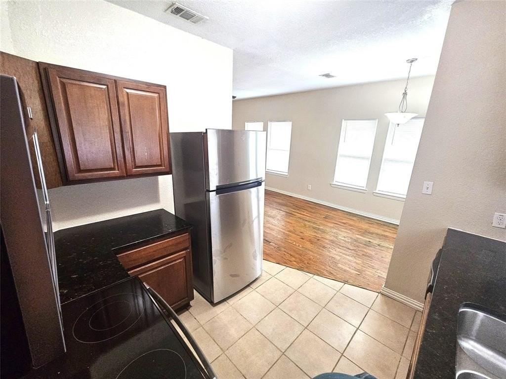 1927 W 10th St - Photo 2 of 26