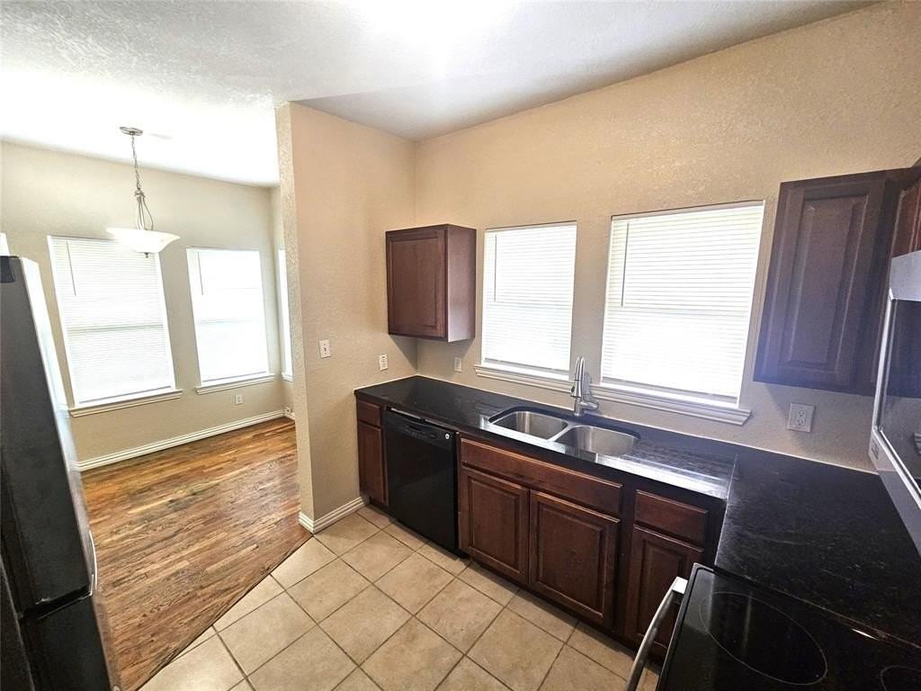 1927 W 10th St - Photo 3 of 26