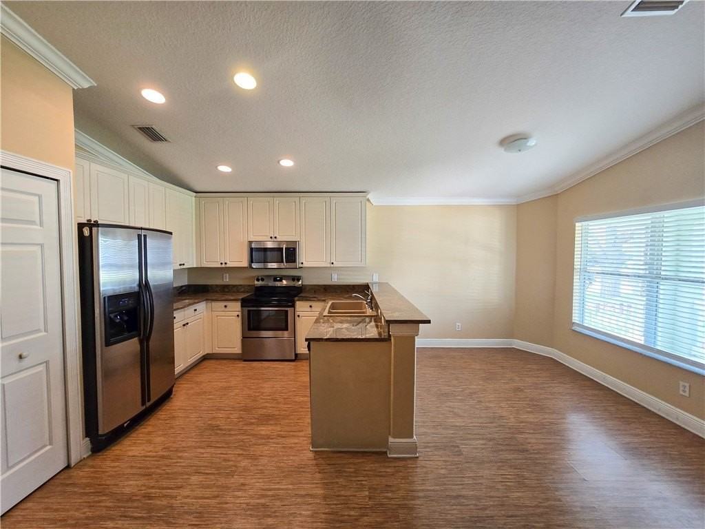 829 Greenleaf Cir - Photo 6 of 23