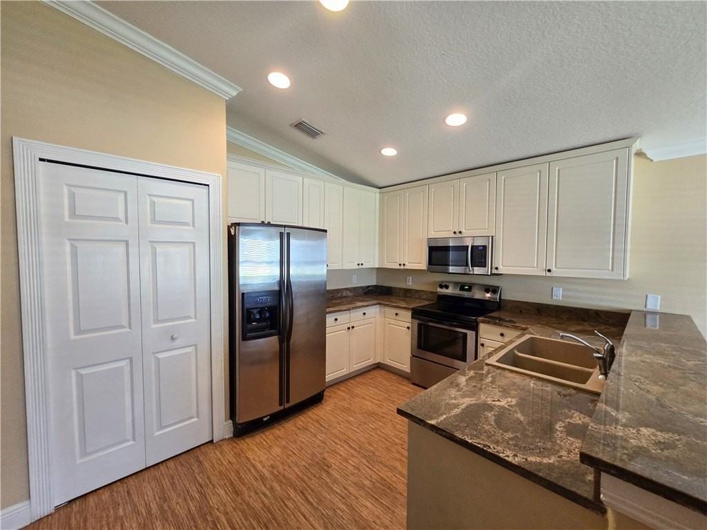 829 Greenleaf Cir - Photo 7 of 23