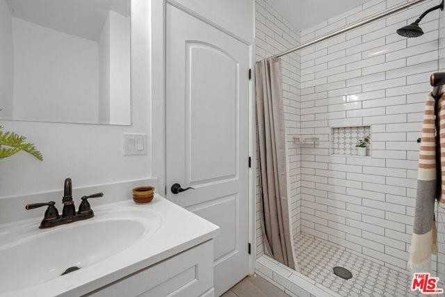1797 N Summit Ave - Photo 2 of 8