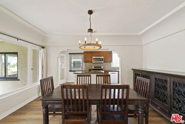 724 N Lincoln St - Photo 2 of 8