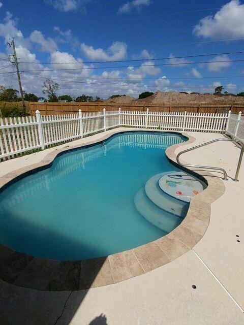 925 Se Albatross Ave - Photo 2 of 7
