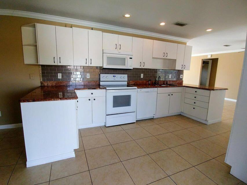 925 Se Albatross Ave - Photo 3 of 7
