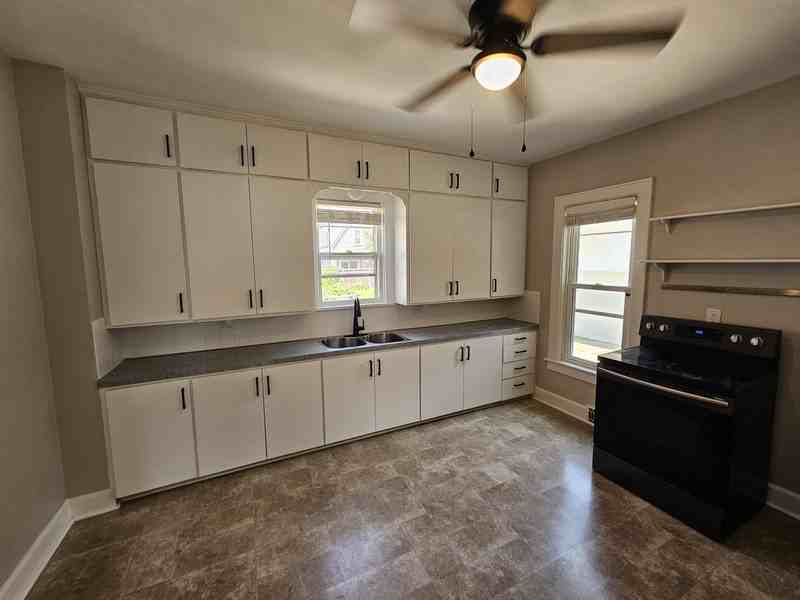 1006 N State St - Photo 3 of 9