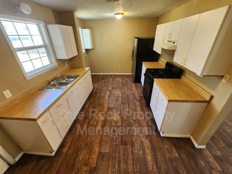 522 W 2nd St - Photo 3 of 9