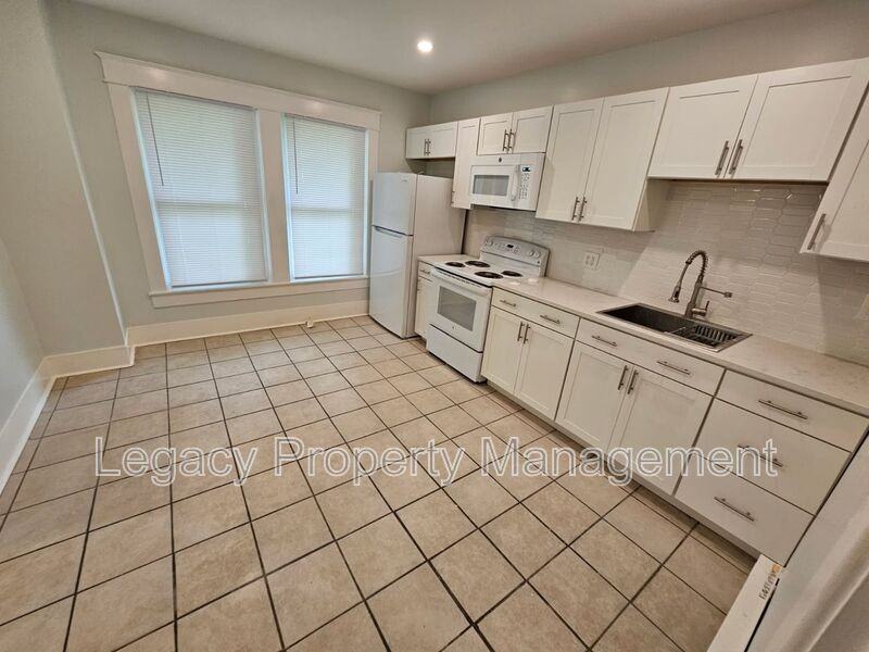 703 Askew St #B - Photo 4 of 10
