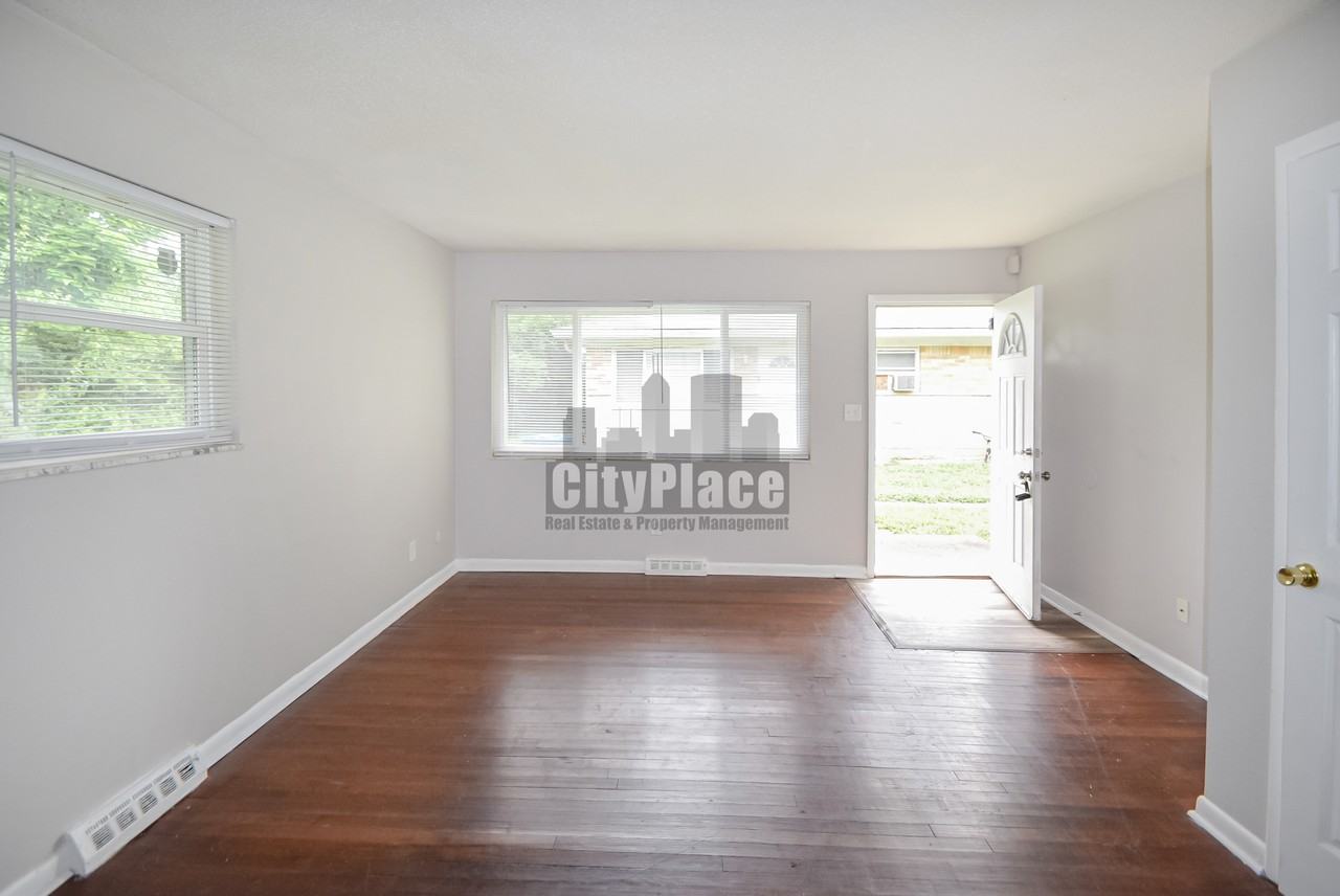 2404 N Lesley Ave - Photo 4 of 12