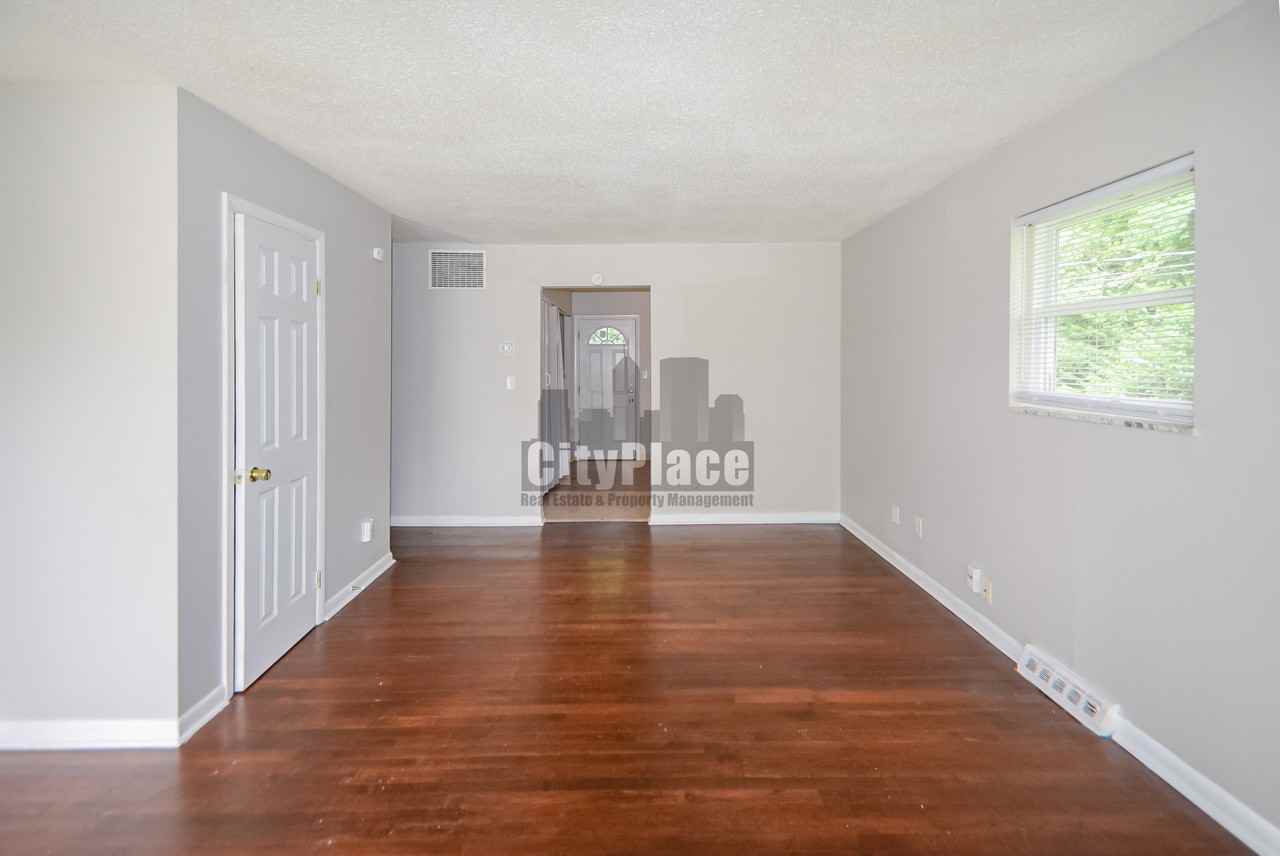 2404 N Lesley Ave - Photo 5 of 12