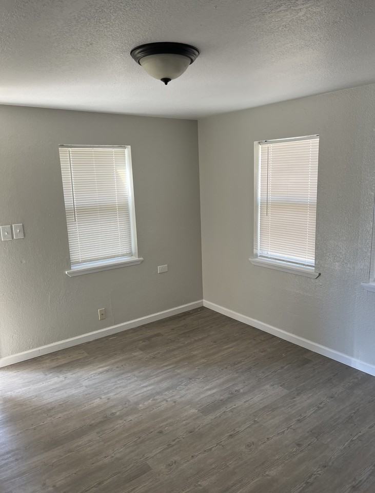 19120 1st Ave - Photo 3 of 6
