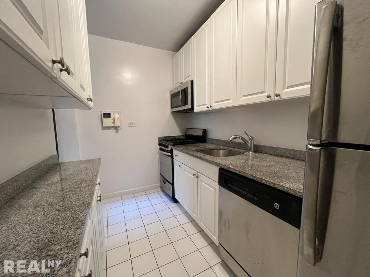 E 24th St #1D - Photo 3 of 7