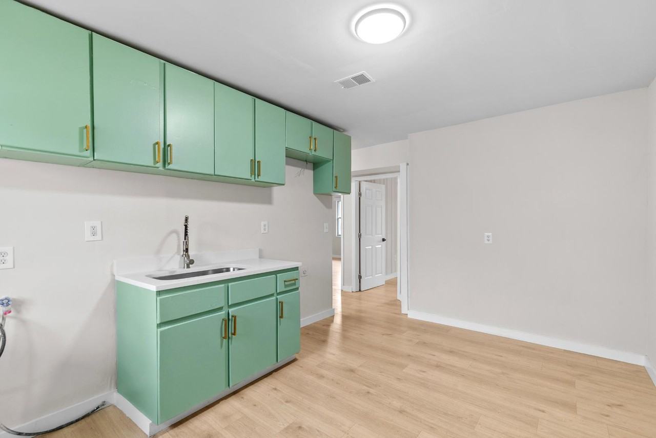 725 40th Pl - Photo 2 of 10