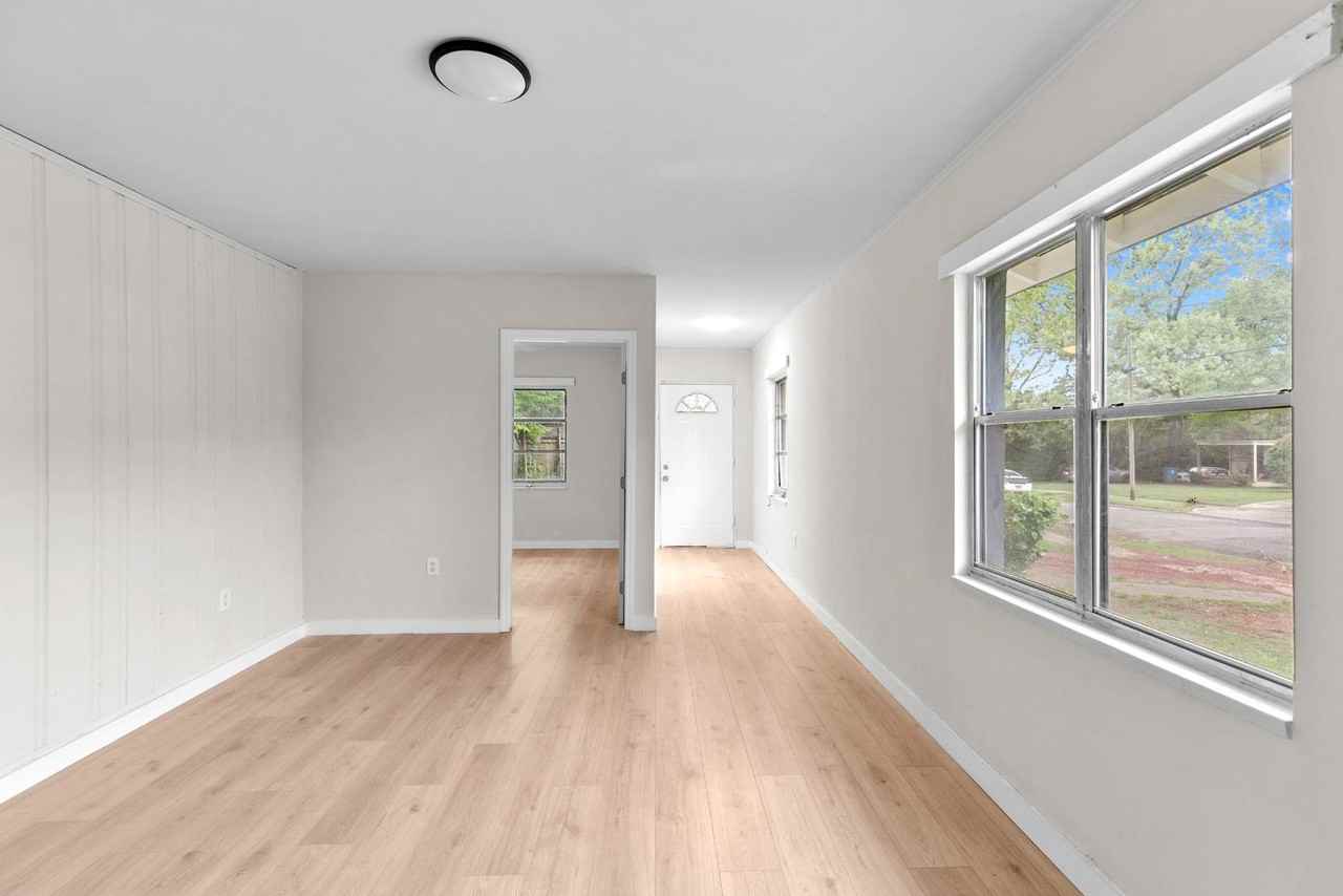 725 40th Pl - Photo 4 of 10