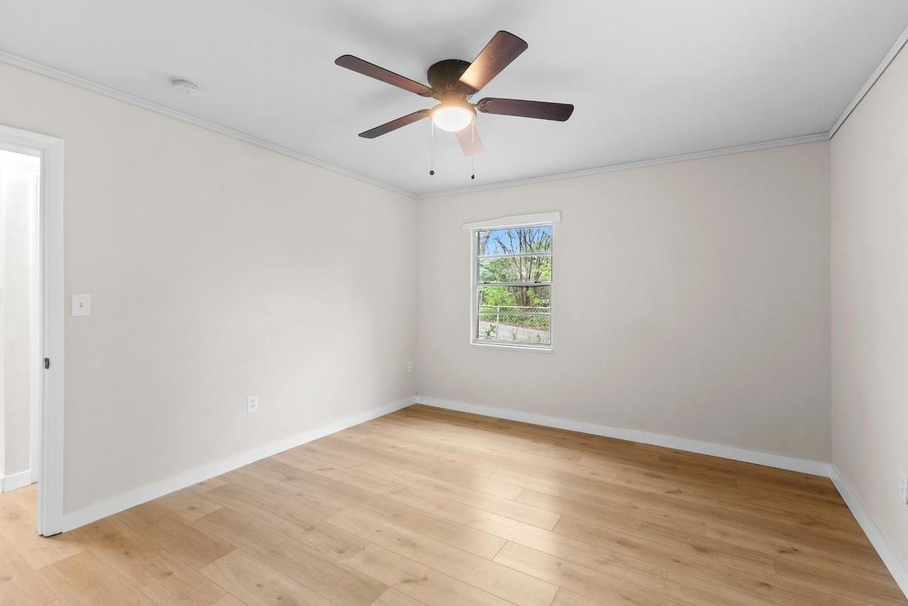 725 40th Pl - Photo 7 of 10