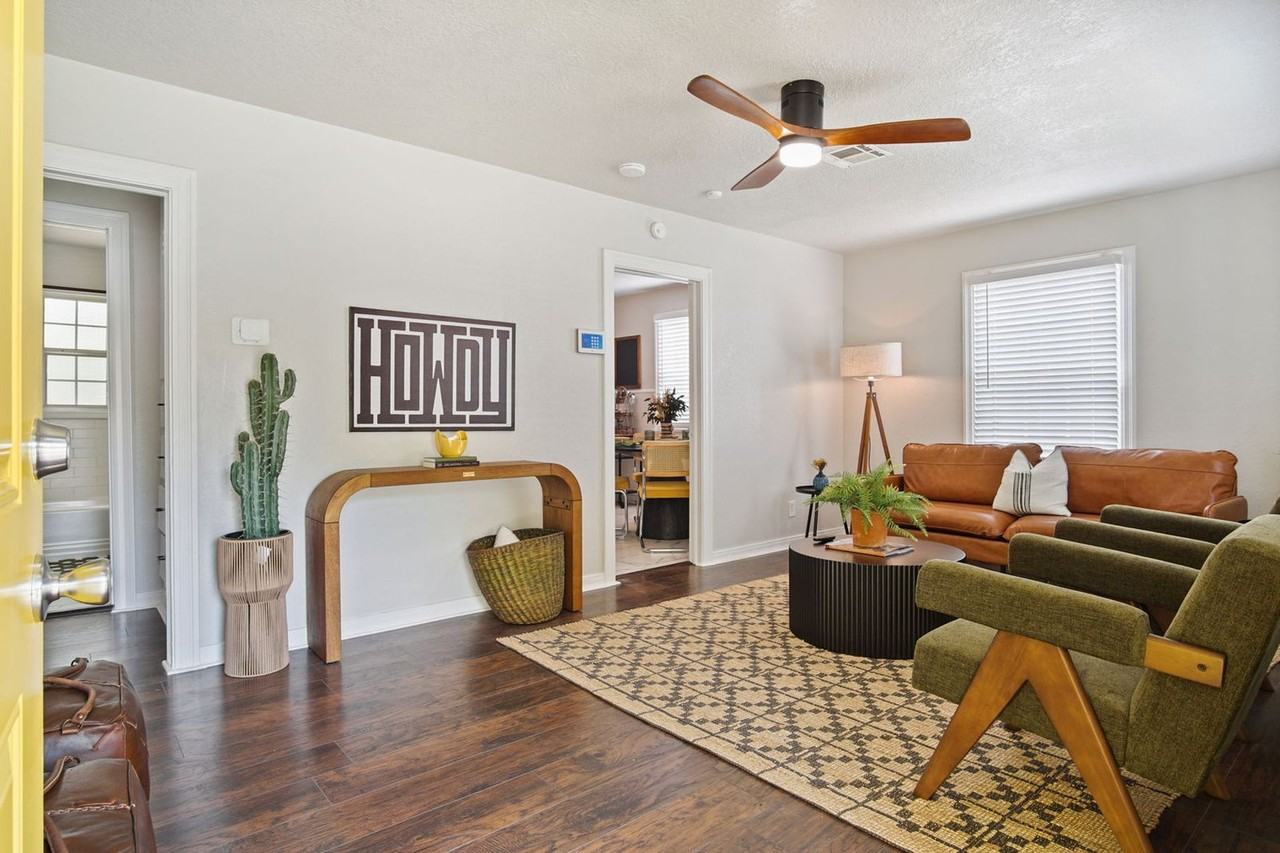 912 West Comanche Street #1259093P - Photo 3 of 38