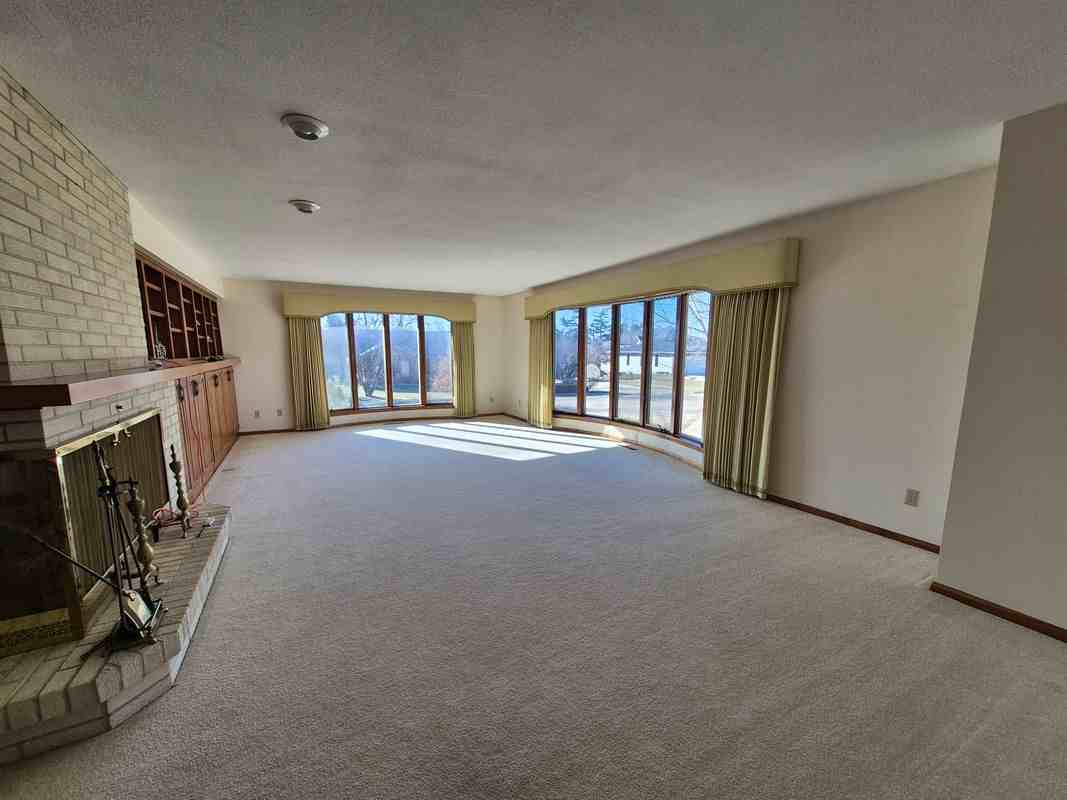 2011 Foxbourne Se - Photo 2 of 4