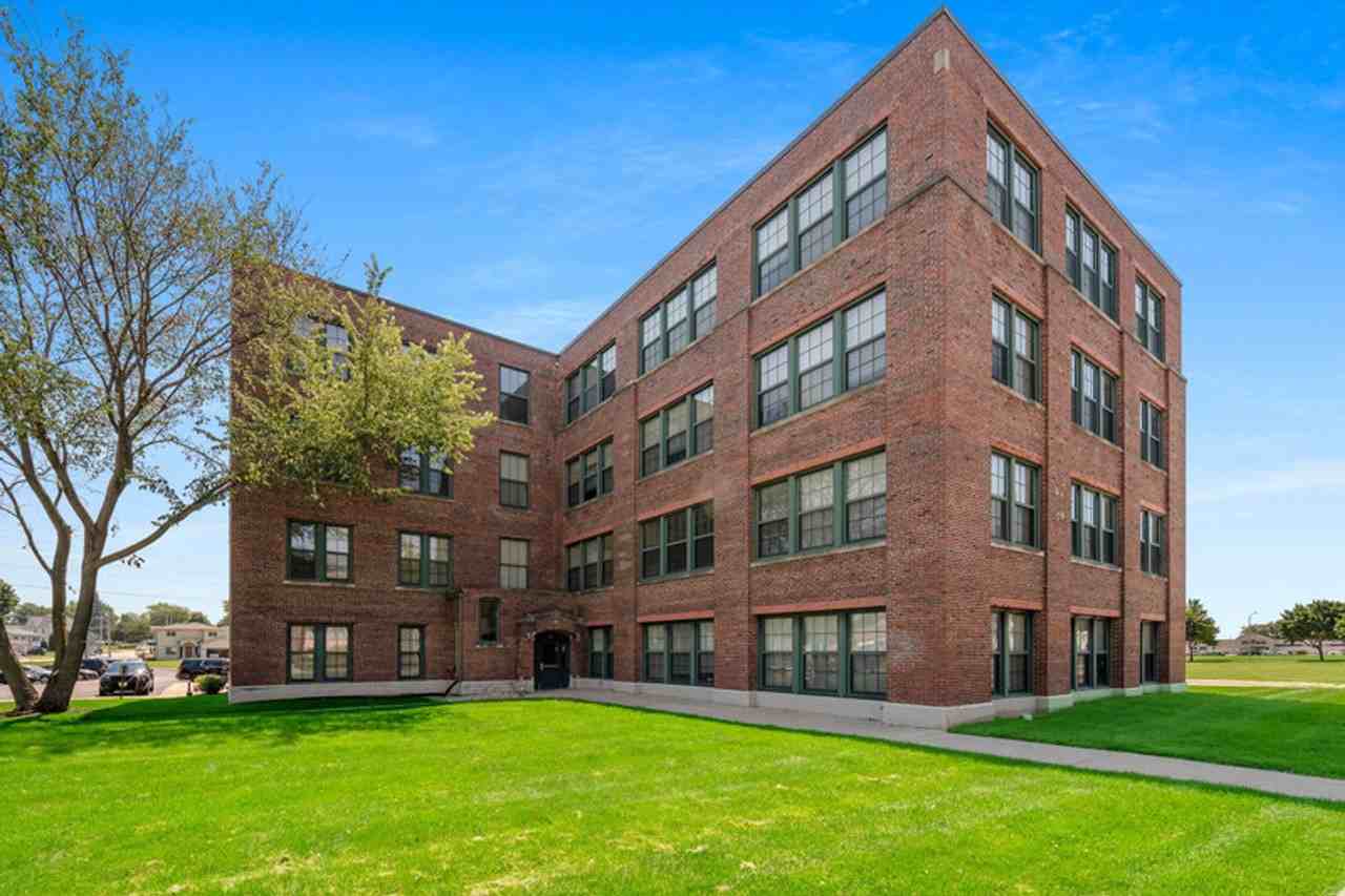 913 N. Spring Street - Photo 2 of 50