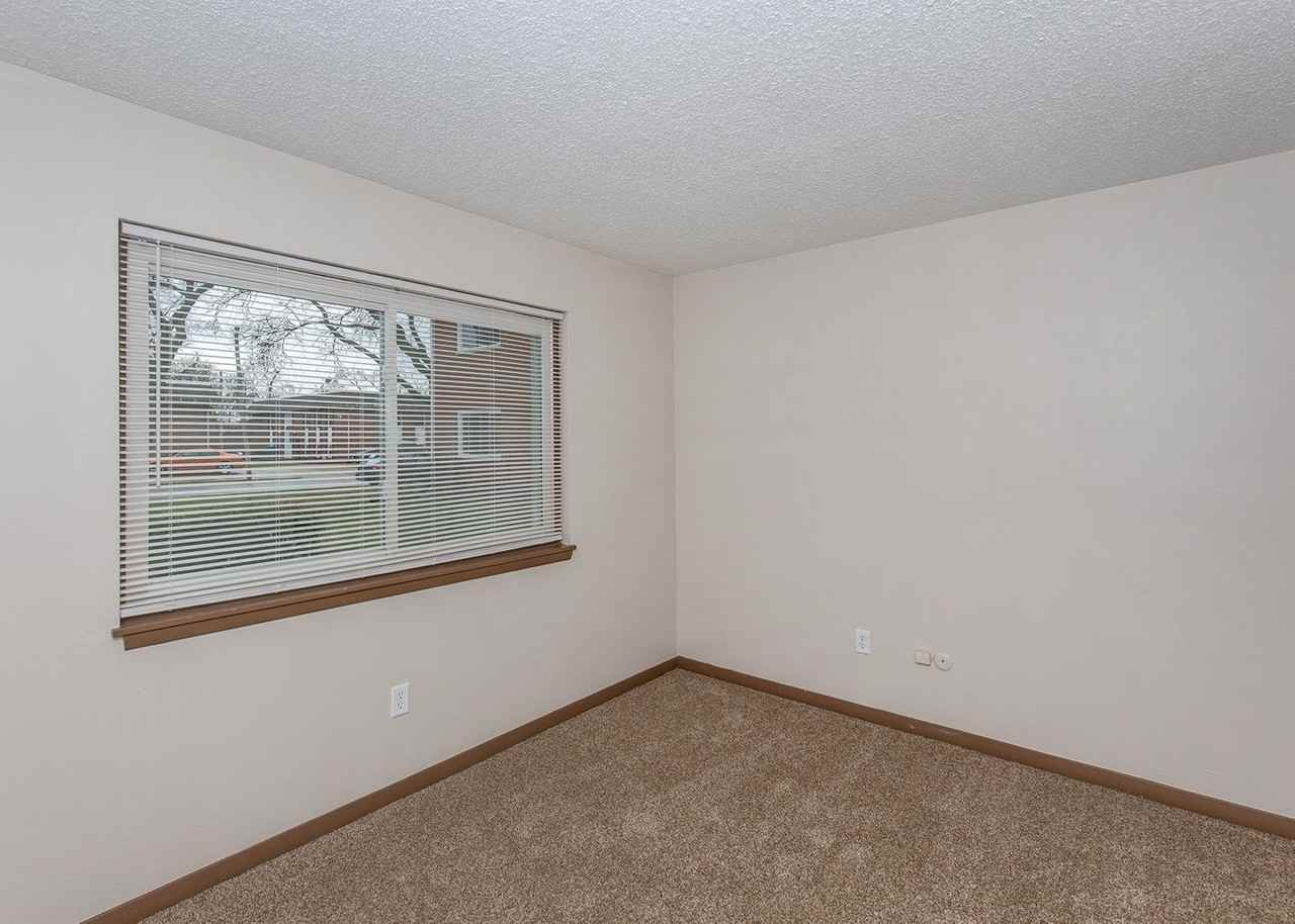 Candlelight Court Apartments - Photo 4 of 32