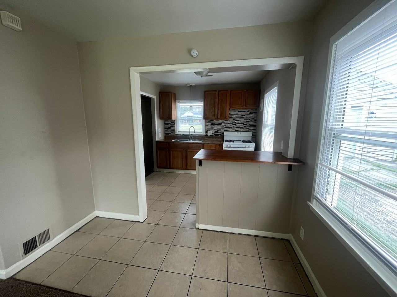 4319 Standish Dr - Photo 4 of 10
