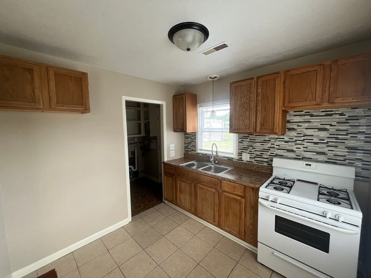 4319 Standish Dr - Photo 5 of 10