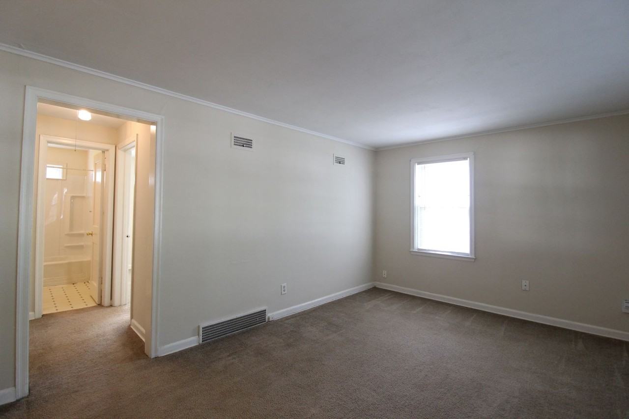 4408 S Parkway Dr - Photo 3 of 9