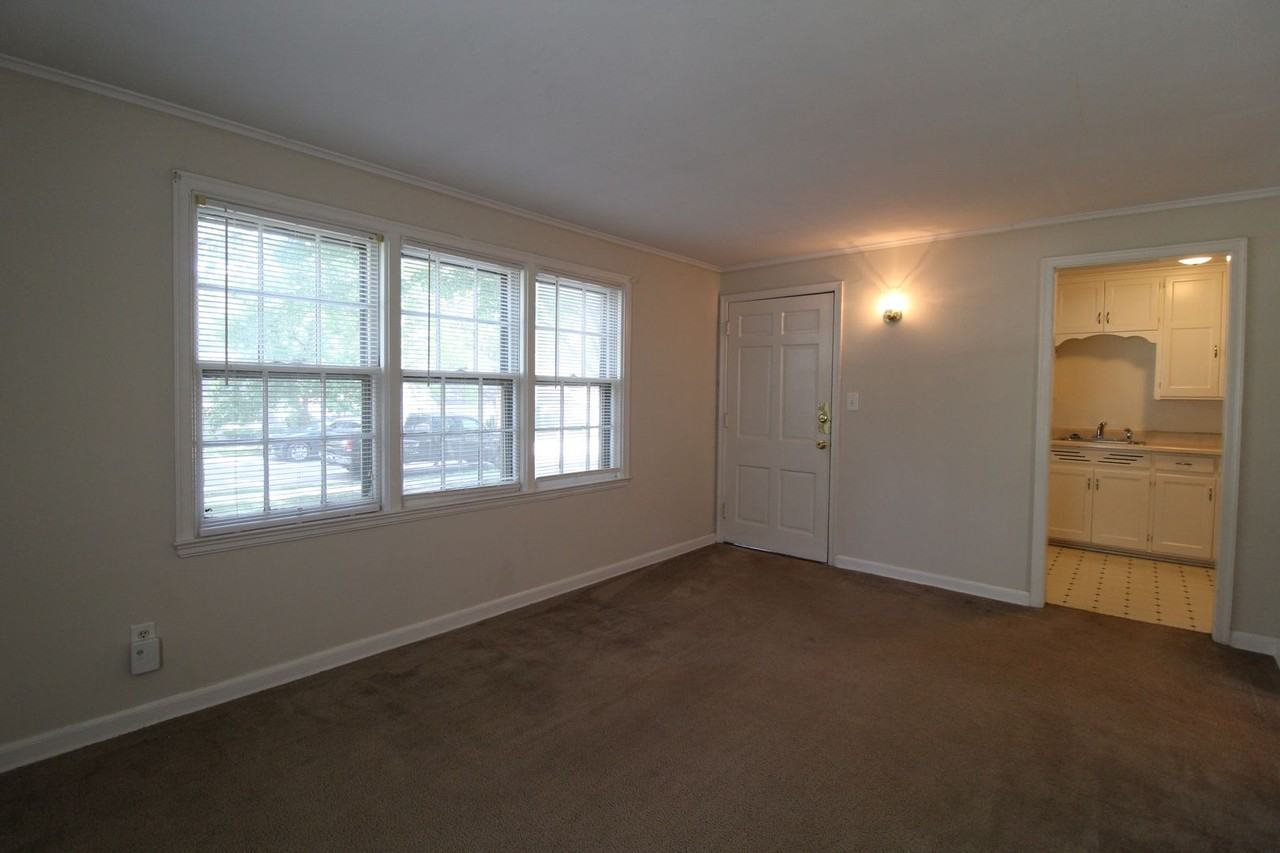 4408 S Parkway Dr - Photo 4 of 9