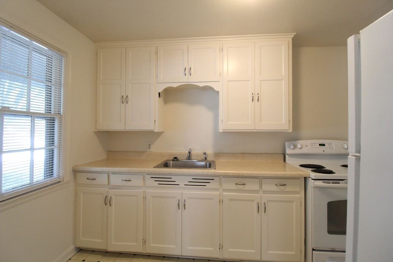 4408 S Parkway Dr - Photo 5 of 9