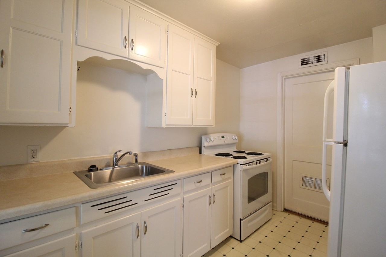 4408 S Parkway Dr - Photo 6 of 9