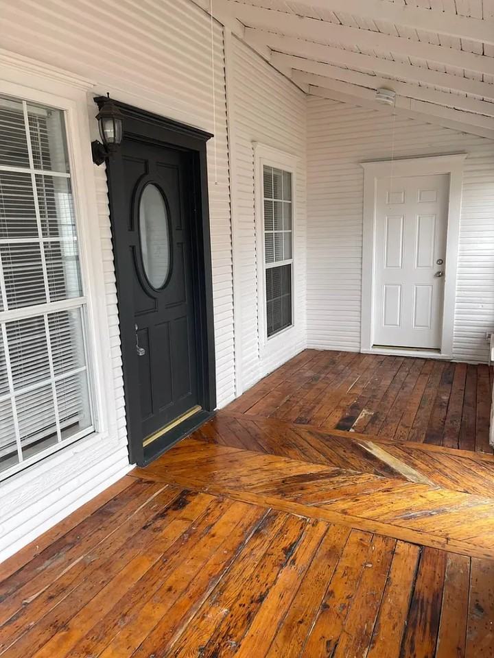 221 W Commercial St - Photo 2 of 16