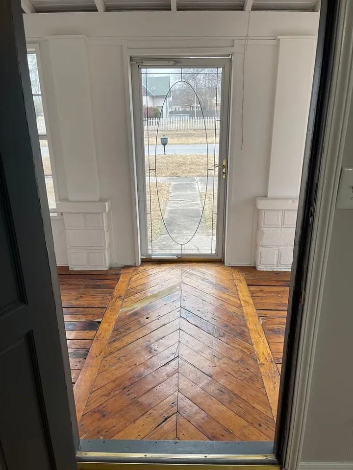 221 W Commercial St - Photo 3 of 16