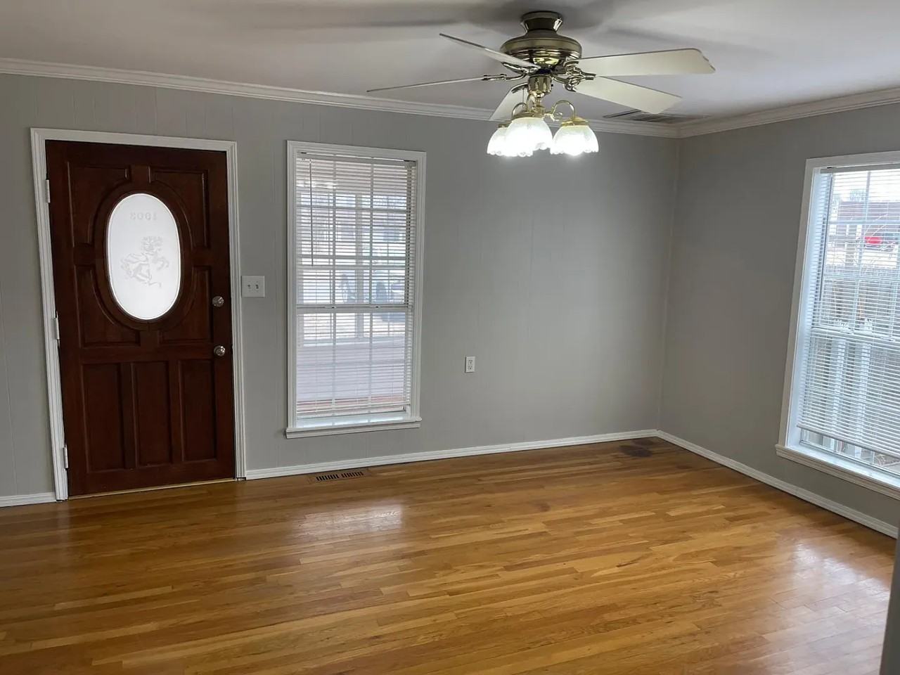 221 W Commercial St - Photo 4 of 16