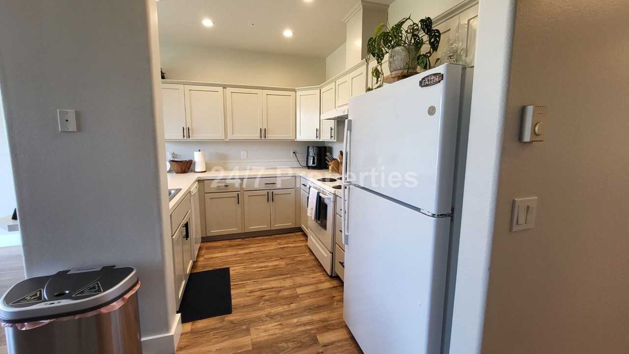 162 Fenton Ave #B - Photo 3 of 17