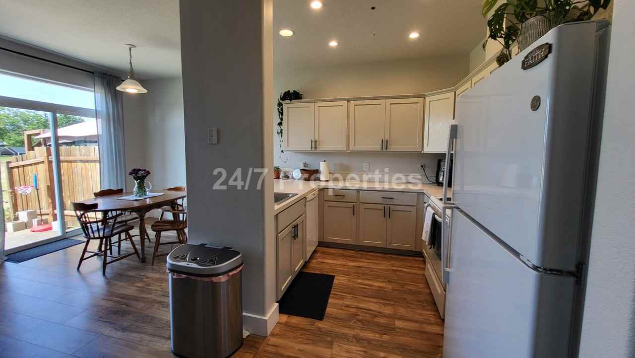 162 Fenton Ave #B - Photo 4 of 17
