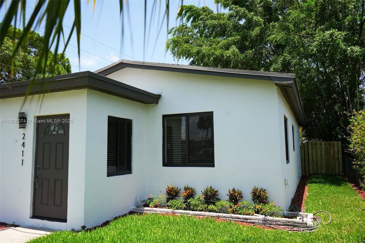 2411 Nw 9th St - Photo 2 of 8