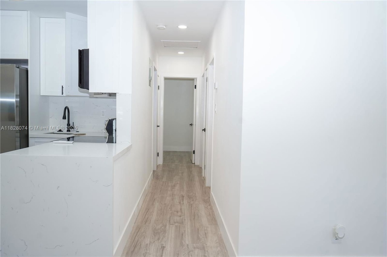 2411 Nw 9th St - Photo 3 of 8