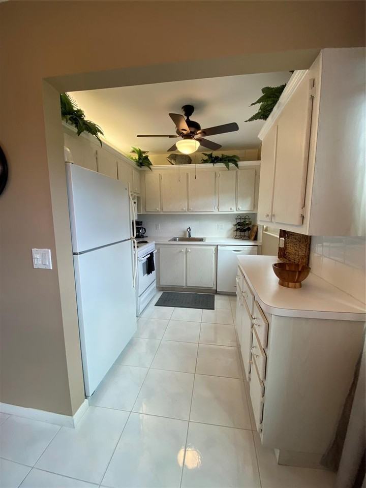 72 Newport D #72 - Photo 2 of 8