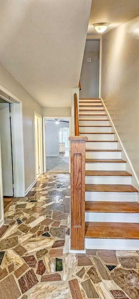 724 Center Dr - Photo 4 of 38