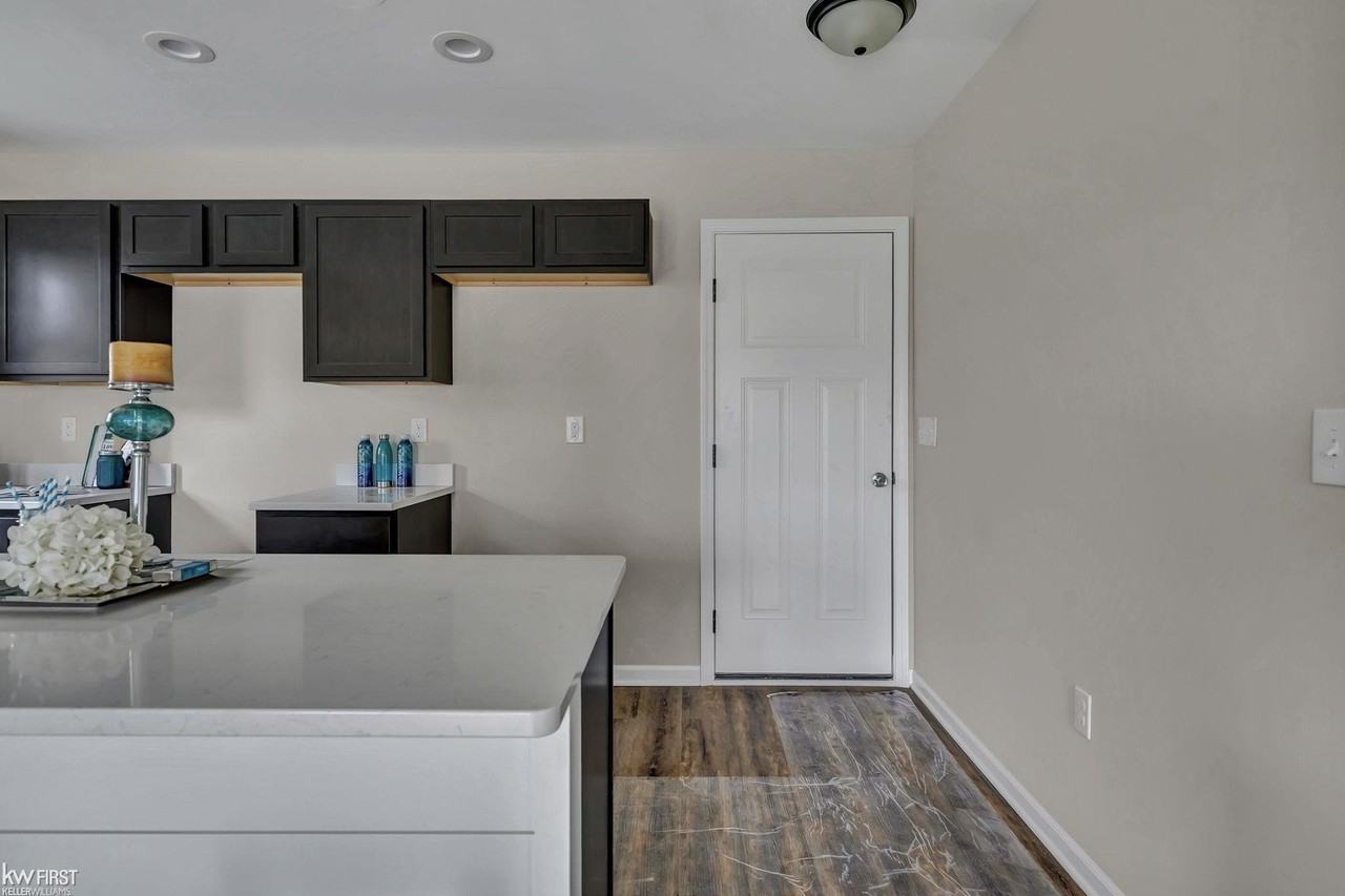 9516 Orchard Lake Dr - Photo 3 of 35