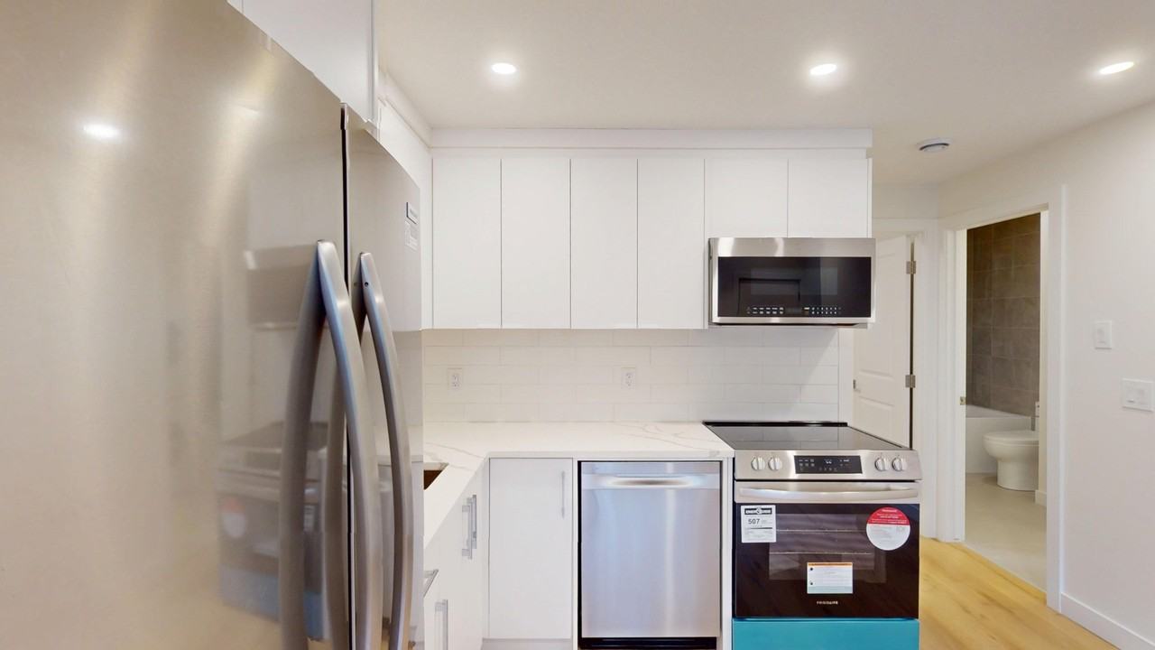 B - 2004 33 Street Southwest - Photo 3 of 14