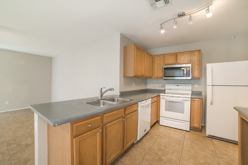 3131 W Park St - Photo 5 of 16