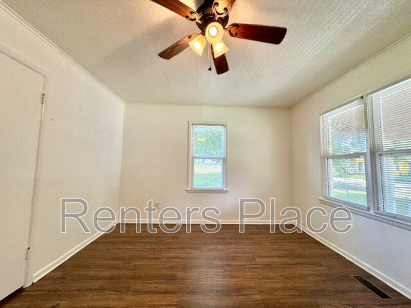 319 E Dawes Ave - Photo 7 of 14
