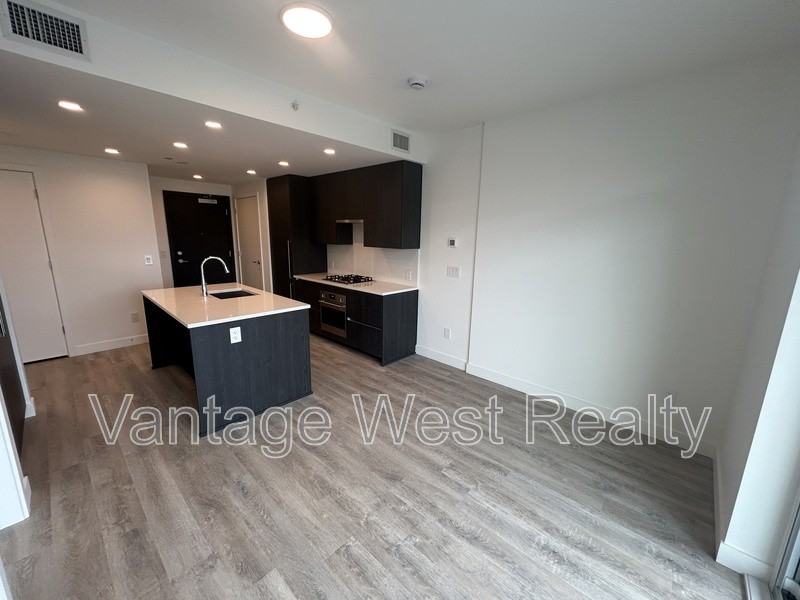 1009 Leon Ave - Photo 3 of 9