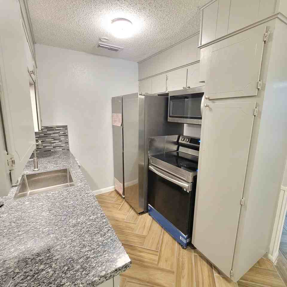 425 North Gilmer Street - Photo 4 of 17
