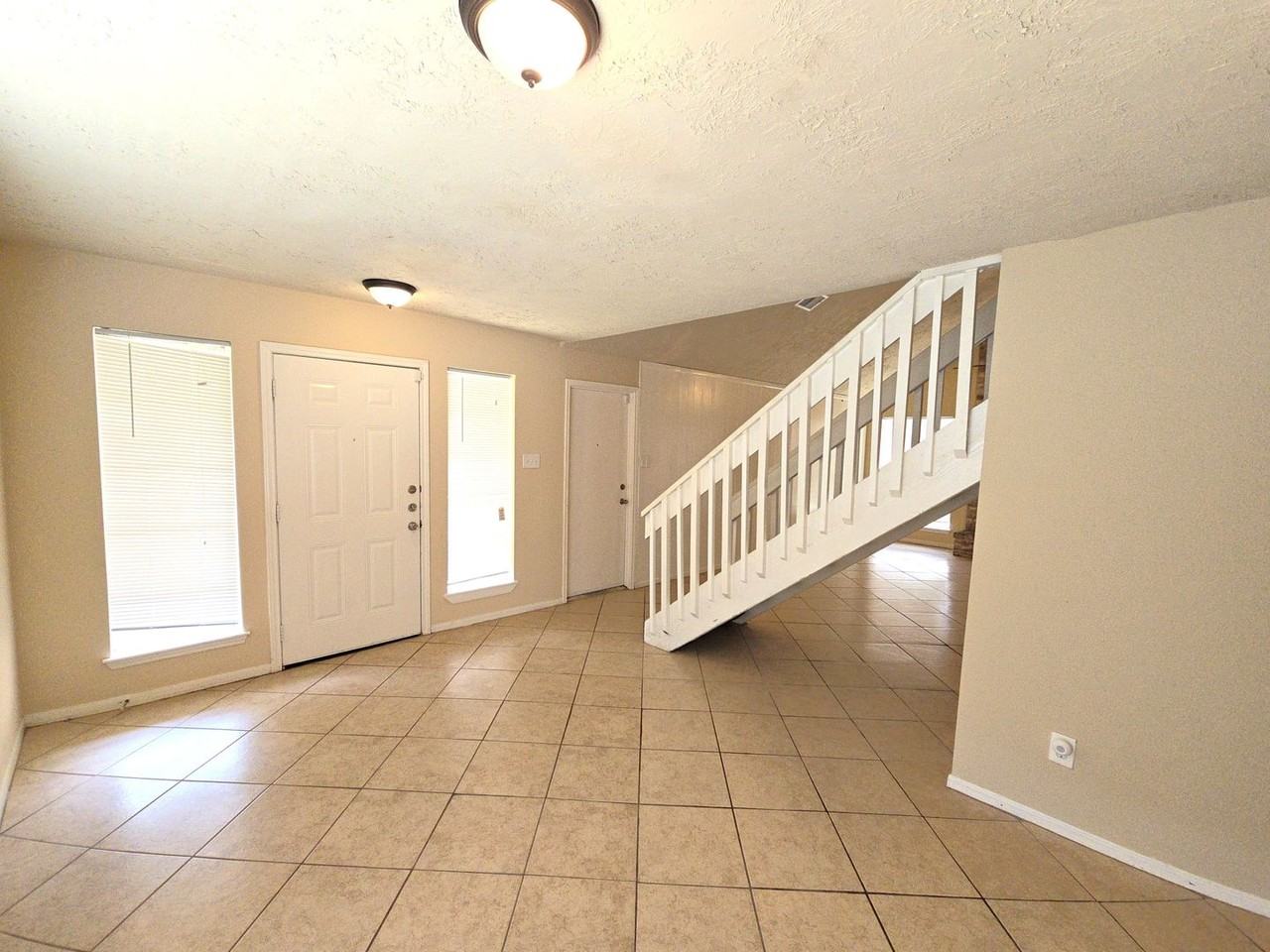 4718 Reynaldo Dr - Photo 5 of 30