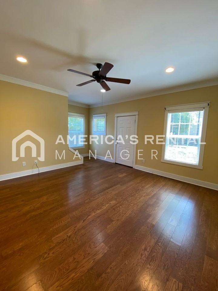 502 16th St #6 - Photo 3 of 19